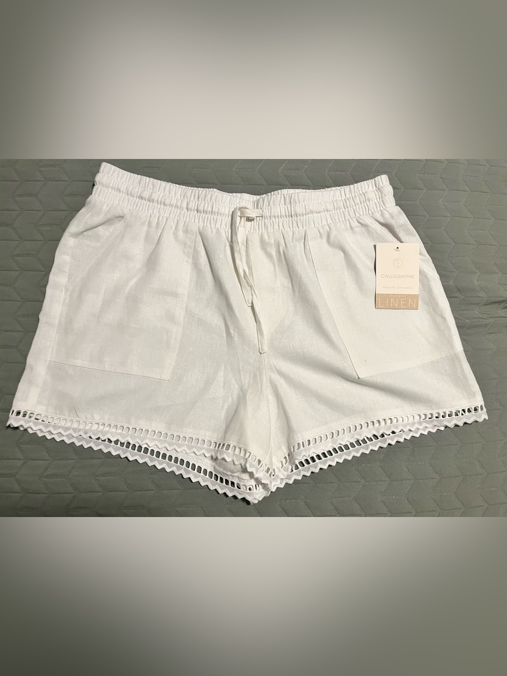 NWT CALLIGRAPHIE  WOMENS WHITE SHORTS SIZE LARGE